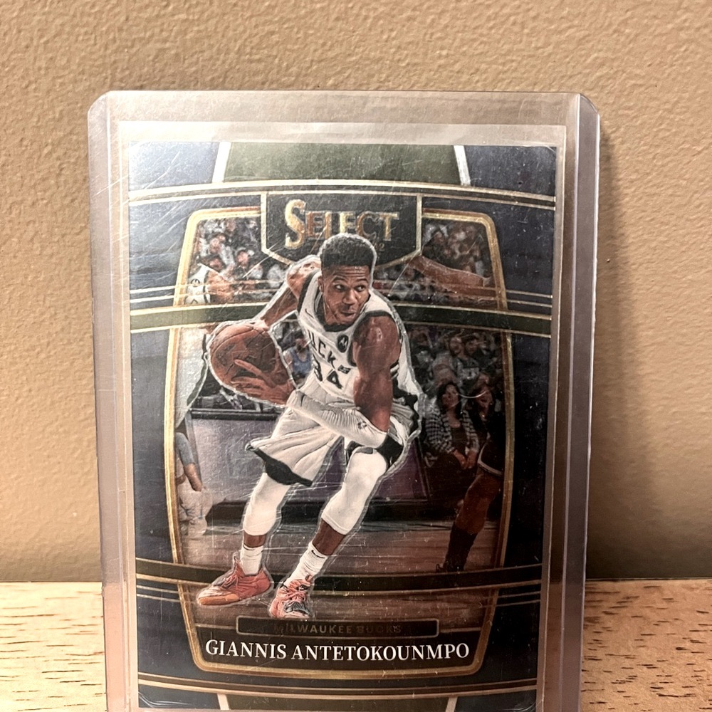 Giannis Antetokounmpo Select Basketball Card